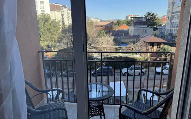 276 prostornaya u morya s balkonom Flat