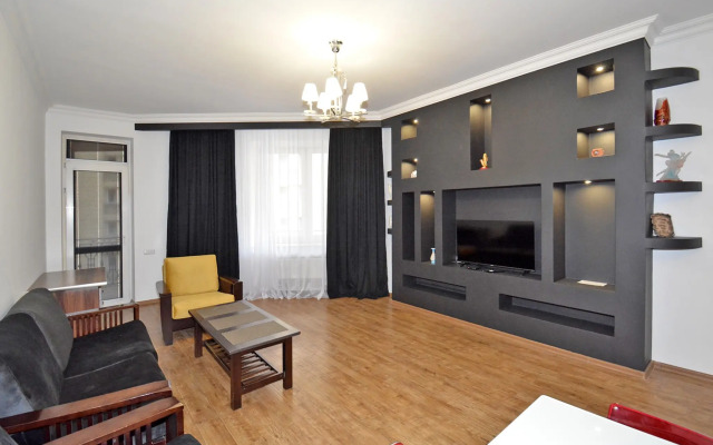 Trekhkomnatnaya Prostornaya na Severnom Prospekte, Hh556 Flat