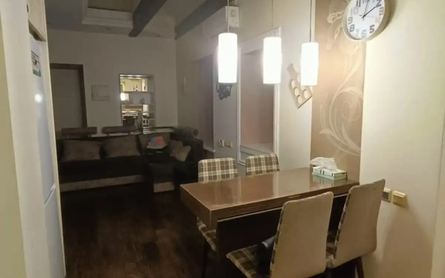 Dvukhurovnevaya V Tsentre Yalty Flat