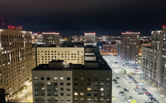 Na 16 Etazhe s Zavorazhivayuschimi Zakatami Apartments
