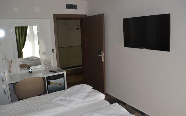 River Hotel