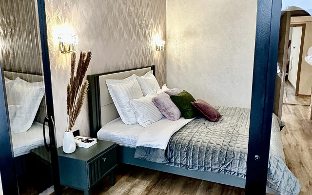Dizaynerskiy 2-kh komnatny lyuks Flat