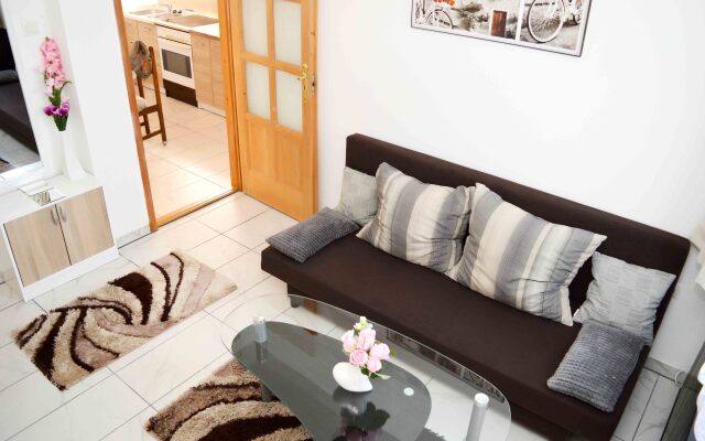 Lorabel Apartment House