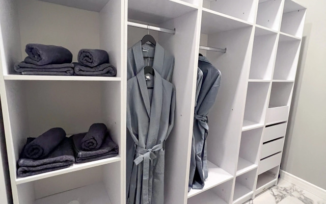 Dvukhurovnevye s basseynom Apartments