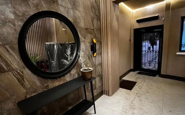 Dvukhurovnevaya studiya s dvumya sanuzlami v parke Apartments