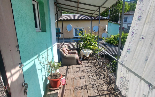 100 M. Ot Khanskogo Dvortsa Flat