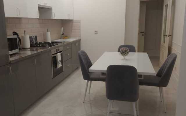 5 Zvezd na Ulitse Bilara Kabaloyeva 10a Flat