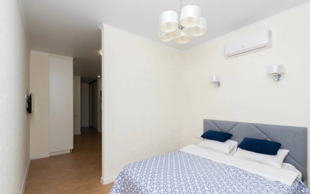 37m s Krovatyu i Divanom Apartment