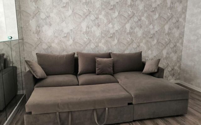 Na Ulitse Latysheva 3l Flat