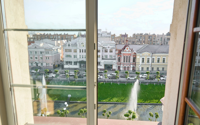 V 10 Minutakh Khodyby Ot Kremlya Flat
