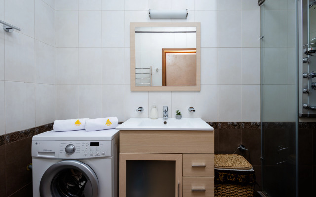 2-K v Novostroyke, Ulitsa Arama, Di482 Flat