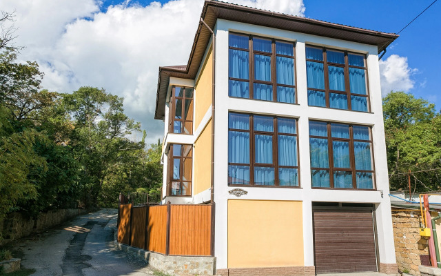 Na 3 etazhe gostevogo doma Alushtik Flat