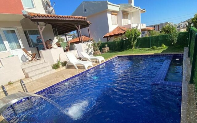 Cesme Aile Dostu Havuzlu Villa