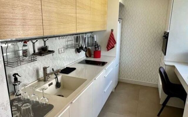 Na Naberezhnoj Bolshoj Hevki Flat