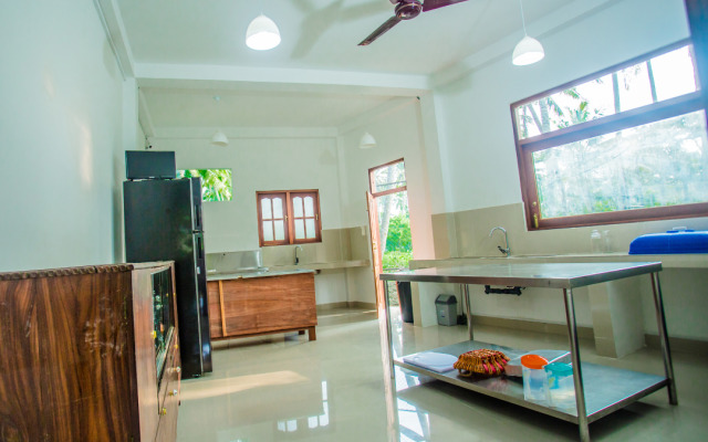 South Point Surf House - 5 bedrooms sleeps 14 Villa