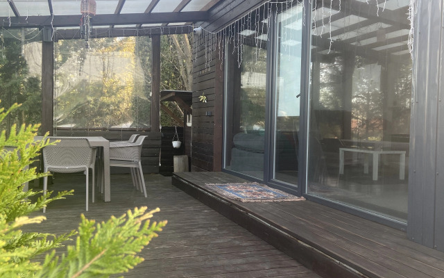 Частный дом cтильный уютный с камином на берегу реки