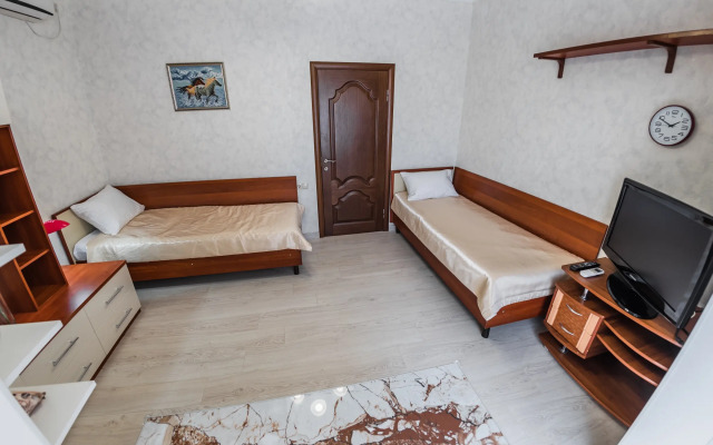 V gostevom dome na Kaspiyskoy Flat