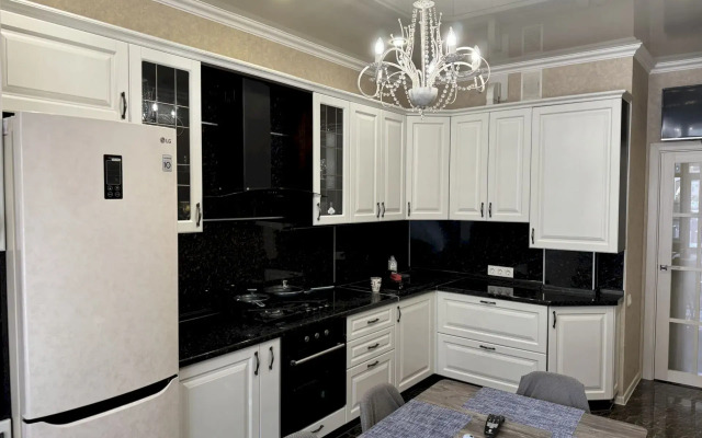 145 S Balkonom I Vitrazhnym Ostekleniem Flat