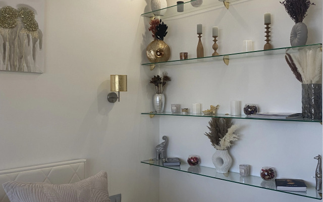 Апартаменты в современном стиле с камином