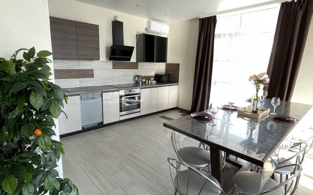 S basseynom i 5 master spalnyami Villa