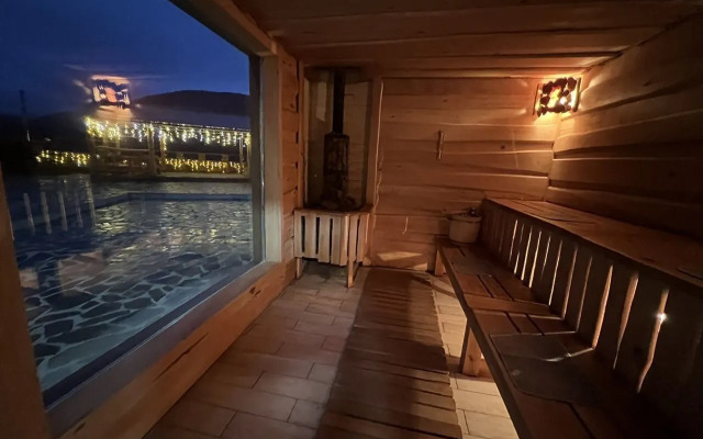 S basseynom Private house
