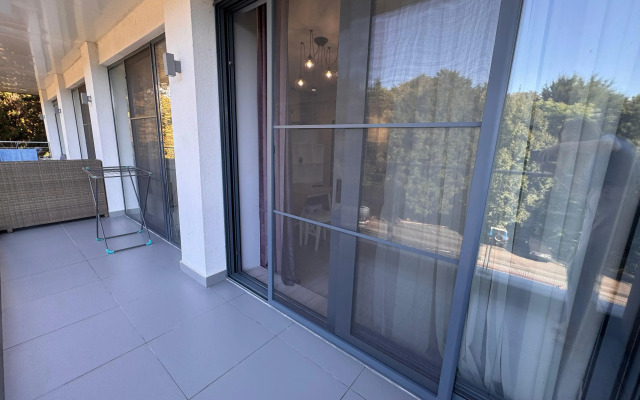 U morya s balkonom Sochi pos. Dagomys Apartments