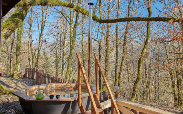 HILLS1200. Residence. Glamping. Bany.