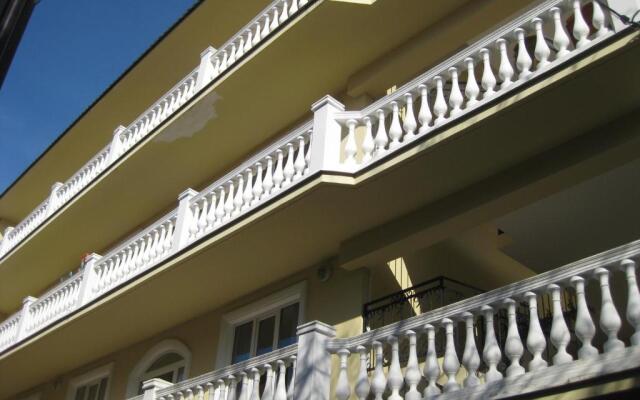 U Chernogo Morya Guest House