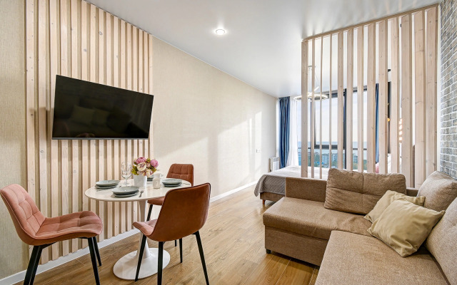 Krasivye apartamenty MorskayaSimfonya-2 s panoramoy na more, basseynom na territorii ZHK Apartments