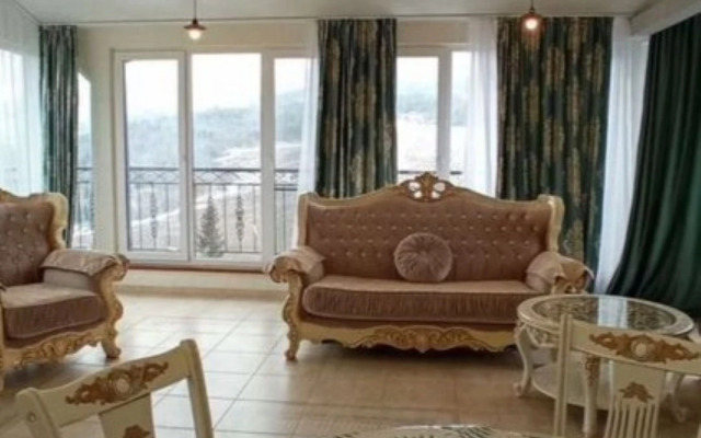 Na Bolshevistskoy 5 Private House