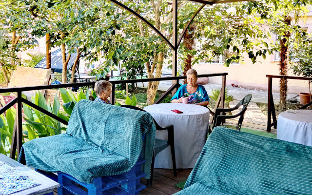 Oazis Na Molodezhnoj Guesthouse