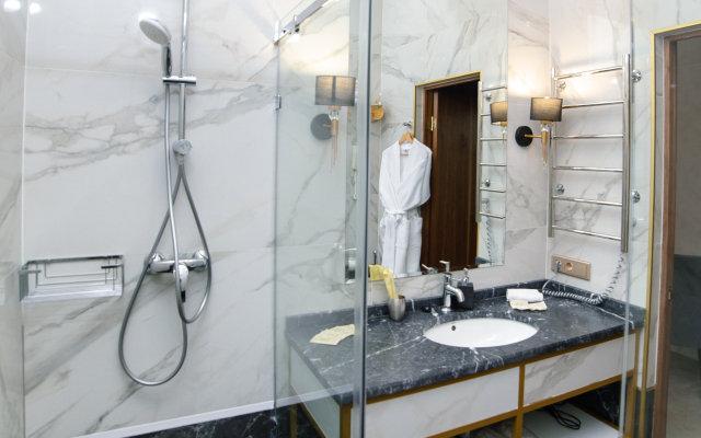 Отель Довгий