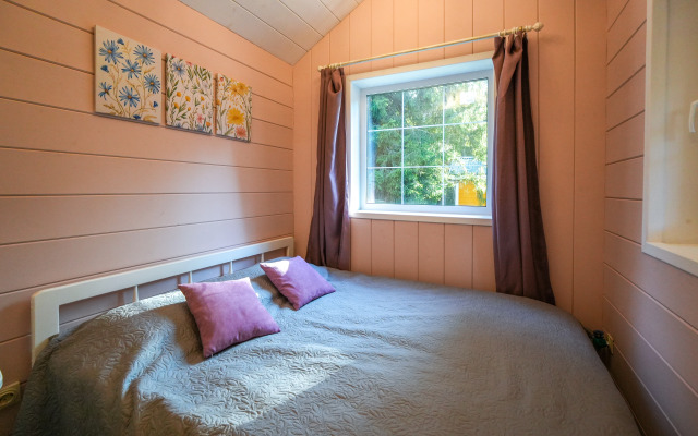 Krasny Domik V Lesu Na Zhivopisnoy Ulitse Glamping