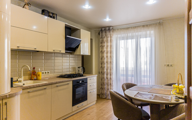 Dvuhkomnatnye v Svetlyh Tonah Vblizi Centra Goroda Apartments