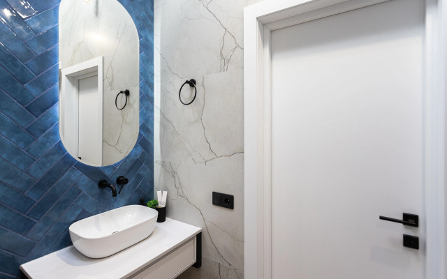 Квартира с Мансардными Окнами и Видом на Море