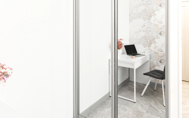 Апартаменты-студия Цветы 30 кв.м. с двуспальным диваном и панорамными окнами, 6 этаж