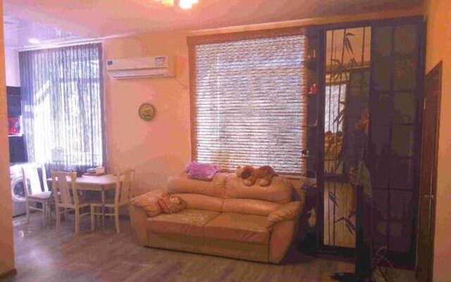 U Mosta Aleksandra Nevskogo Flat