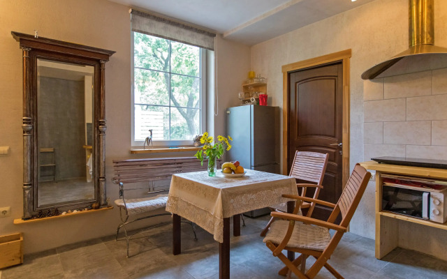 Na Sibiryakova 10 Private House