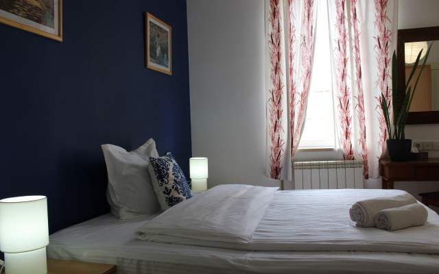 JR's House Hostel
