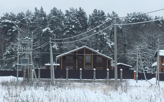 Uyutny dom v lesu u reki Private house