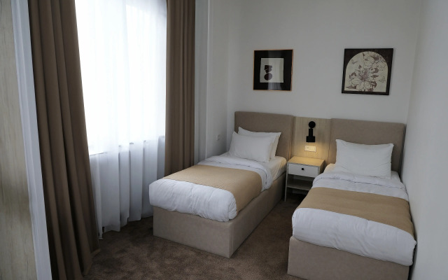 Uno Jalal-Abad Hotel