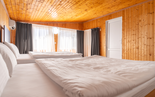 Maksim Park-Loo Hotel