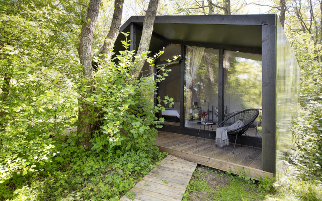 Поляна Глэмпинг, 1-я линия моря (12+)