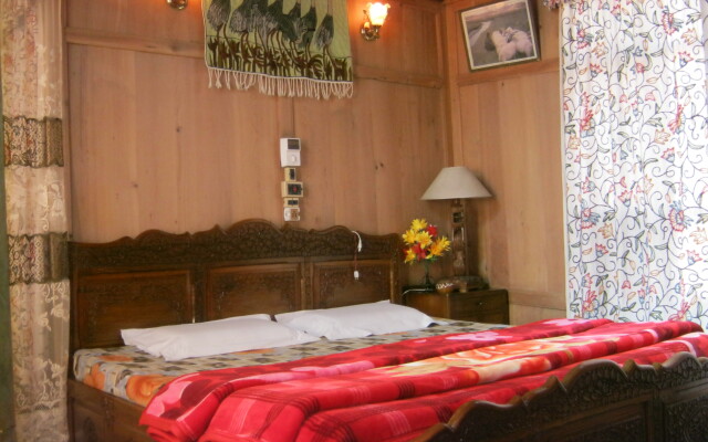 Houseboat Sweetstar Hotel