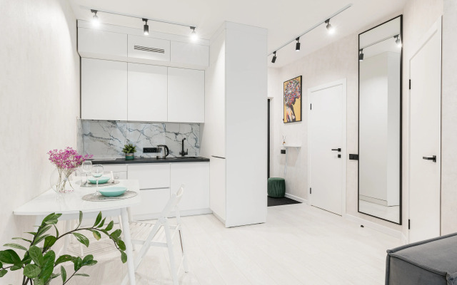 Dizaynerskiye na 24 Etazhe s Ponoramnymi Oknami Apartment