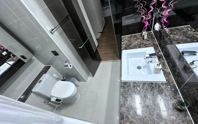 Ryadom s Posol'stvami SShA, OAE, KitayaApartments