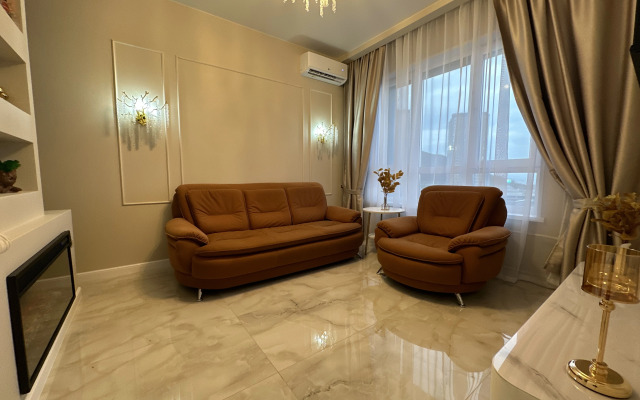 Shikarnaya Ryadom S Morem Flat