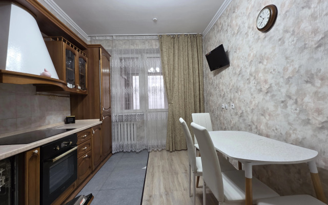 Tsentr Nursaya 3-Kh Komnatnye Apartments
