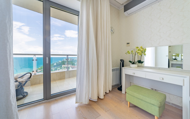 S Dvumya Terrasami I Basseynom Flat