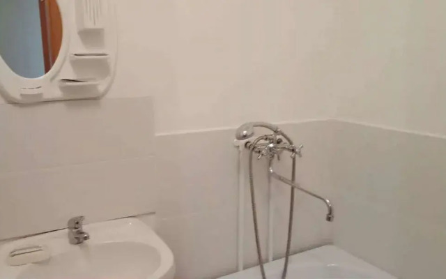 V Molodezhnom Kvartale, 2 Flat